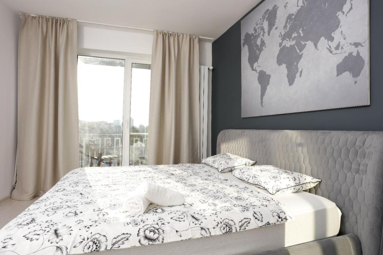 2 Bedroom Apartment With Amazing View In City Center บูคาเรสต์ ภายนอก รูปภาพ