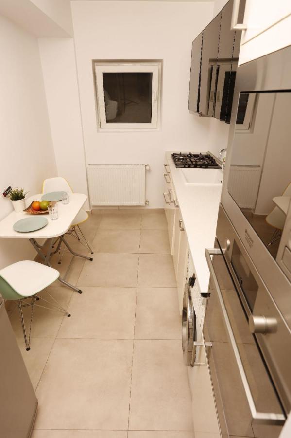 2 Bedroom Apartment With Amazing View In City Center บูคาเรสต์ ภายนอก รูปภาพ